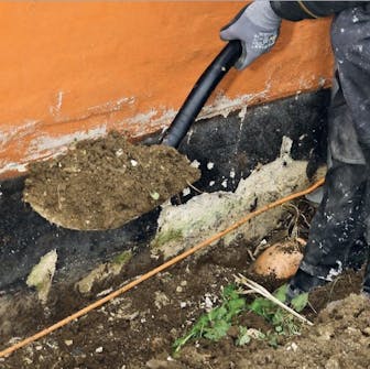 Pusse grunnmur: Grav opp langs sokkelen Pusse grunnmur: Grav opp langs sokkelen